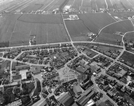 847538 Luchtfoto van de T16 (van links naar rechts, de tertiaire provinciale weg Houten-Culemborg) te Houten rechts), ...